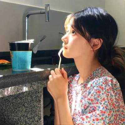 在阳光下腐烂